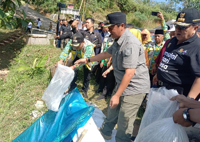 Pj Bupati Nukman Dampingi Gubernur Arinal Lakukan Tebar Benih Ikan di Semarang Jaya 