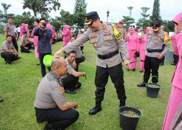 Kado Akhir Tahun, 37 Personel Polres Lampung Barat Naik Pangkat