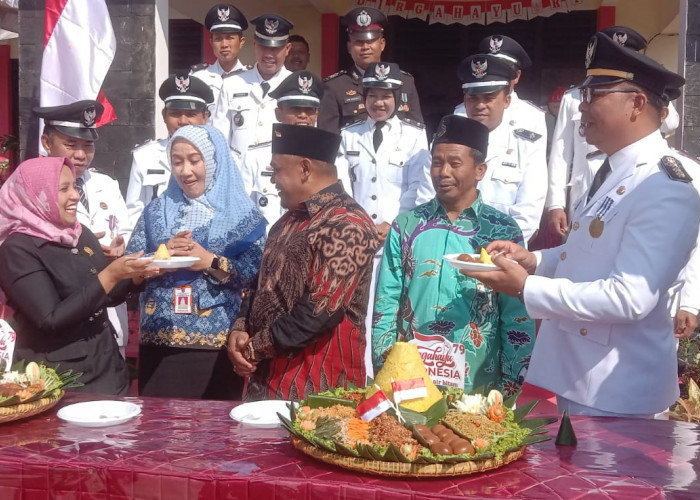 Puncak Peringatan HUT RI Ke-79, Kecamatan Air Hitam Lakukan Ritual Potong Tumpeng 