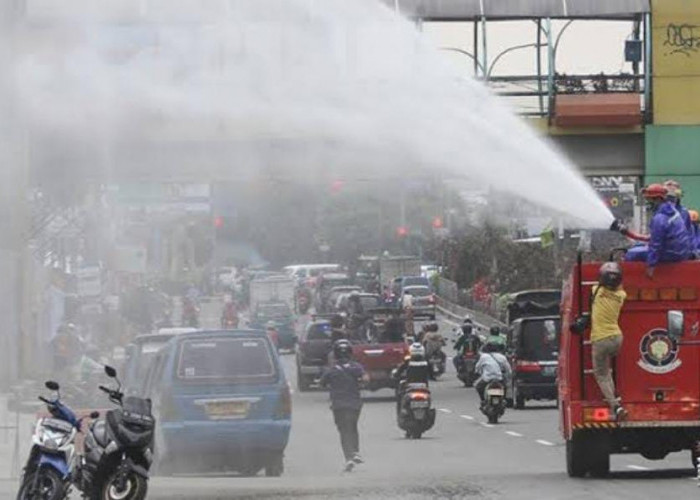 Penyemprotan Air di Jalan Raya Terpaksa Dilakukan untuk Mengurangi Polusi Udara 