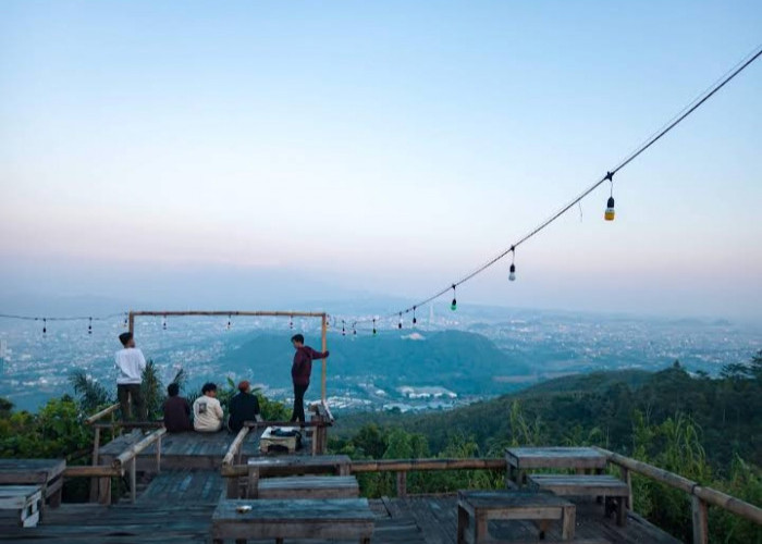 Wisata Hemat di Puncak Gunung Balau, Nikmati Pesona Senja dan Gemerlap Kota Bandar Lampung