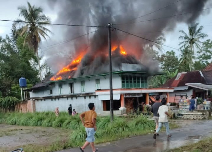 Akibat Charger Meledak, Satu Rumah Panggung Nyaris Ludes Terbakar