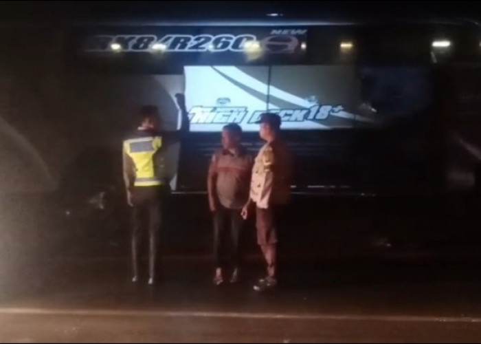 Diduga Hilang Kendali, Motor Tanpa Plat Terserempet Bus Hino di Jalinsum Lampung Utara