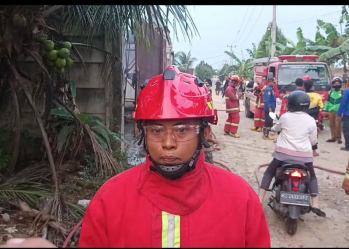 Damkar Kewalahan Padamkan Kebakaran Gudang Diduga Solar di Pesawaran