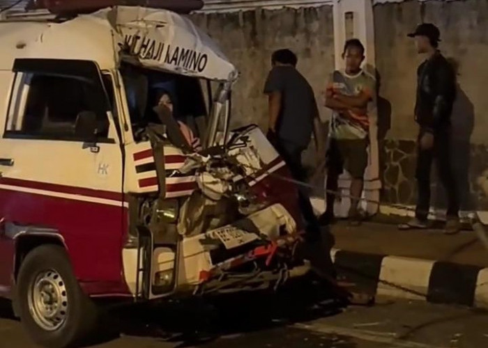 Ambulans Tanpa Pasien Tabrak Truk Colt Diesel di Tugu Payan Mas