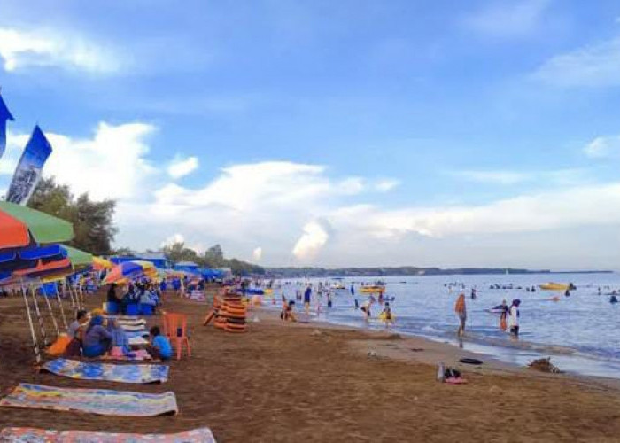 Birunya Pesona Pantai Biru Makassar