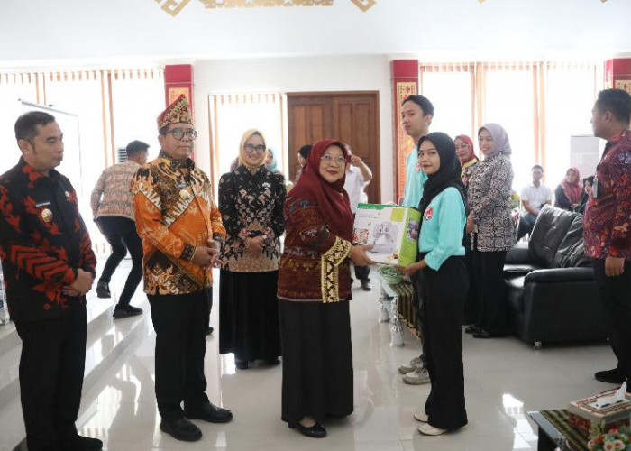  Pj Gubernur Lampung Tutup Program PKW 2024, Bagikan Bantuan Alat Tenun