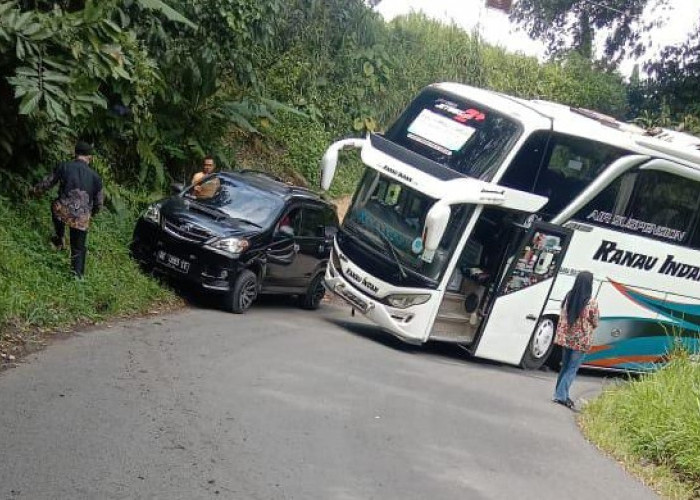 Mobil Bus Ranau Indah Terjebak di Tikungan Tajam, Jalan Liwa-Sukau Sempat Terganggu 