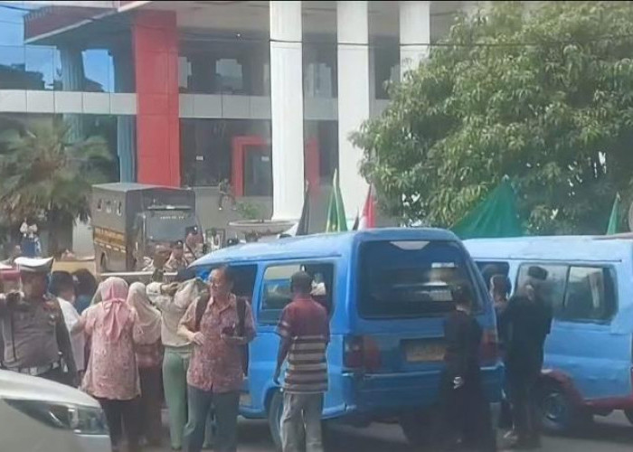 Massa Datangi Pemkot Bandar Lampung, Sampaikan Keluhan Pencemaran Lingkungan