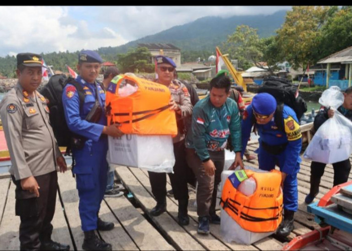 Polres Lamsel Kawal Pendistribusian Logistik Pilkada Menuju Pulau Sebesi