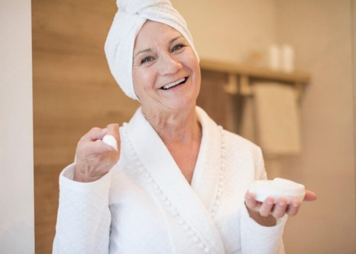 4 Facial Wash yang Bantu Samarkan Flek Hitam di Usia 50 Tahun