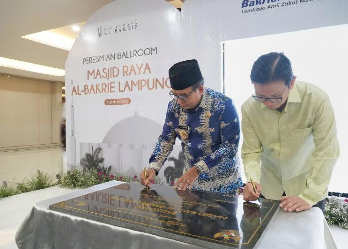 Pj Gubernur Lampung Resmikan Ballroom Masjid Raya Al-Bakrie Sekaligus Solat Jumat Perdana