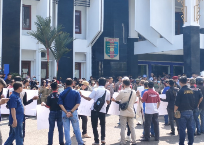 Ratusan Wartawan Ngeluruk Sekretariat Pemkab dan DPRD Lampura, Tuntut Pembayaran Kerjasama