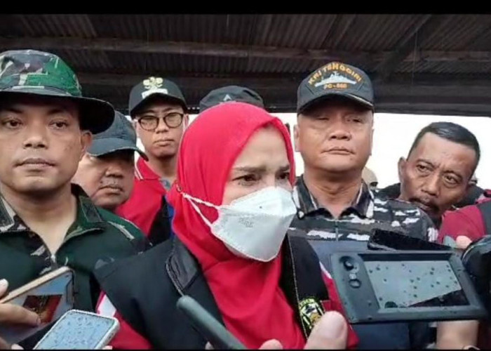 Walikota Eva Dwiana Turun Langsung Ikut Bersihkan Pantai Sukaraja Bersama Pandawara Group 