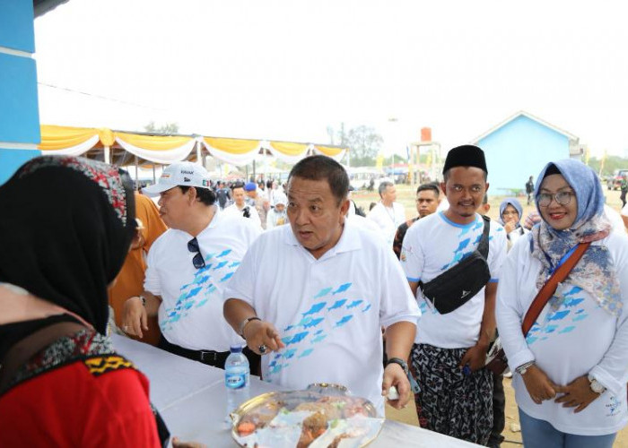 Gubernur Arinal Makan Ikan Bersama Masyarakat di Labuhan Maringgai