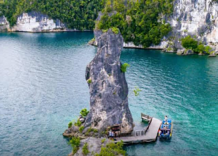 Batu Pensil, Mahakarya Alam Unik di Raja Ampat