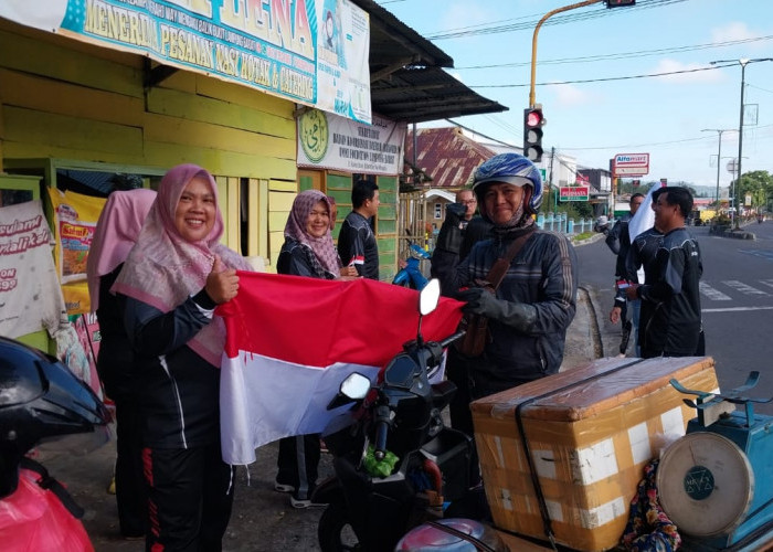 DPMPTSP Lampung Barat Bagikan Bendera Merah Putih kepada Masyarakat