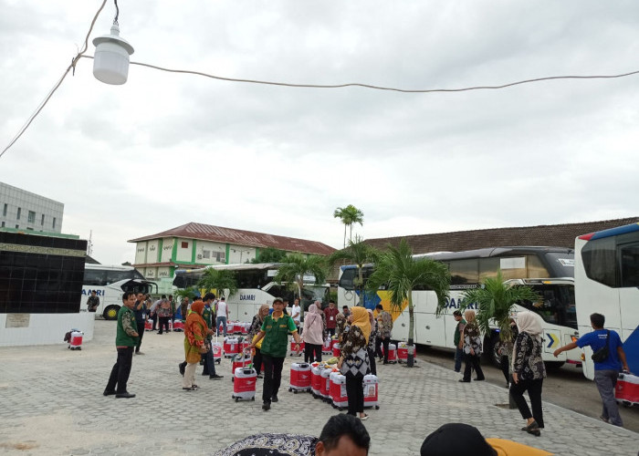 Keluarga Jamaah Haji Rela Menunggu Seharian di Kompleks Asrama Haji Lampung