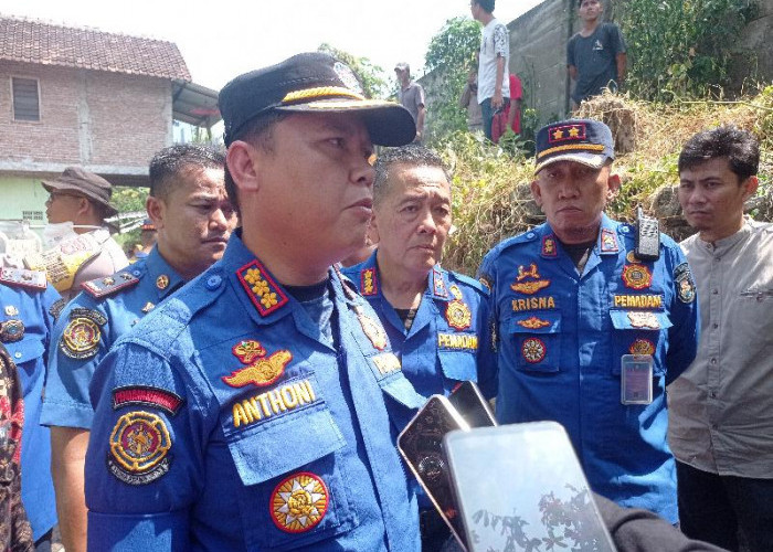 Damkar Bandar Lampung Terjunkan 60 Personel untuk Padamkan Kebakaran di Tanjung Karang Timur