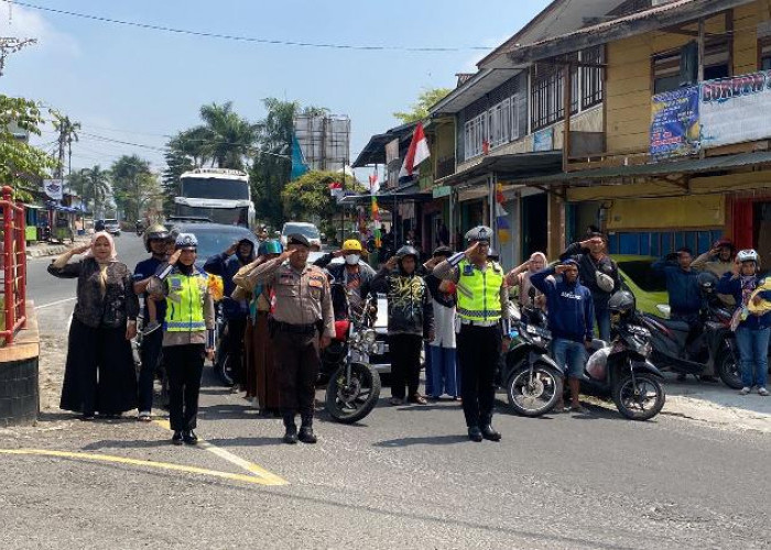 Beri Penghormatan Detik-Detik Proklamasi, Satlantas Polres Lampung Barat Hentikan Aktivitas Kendaraan
