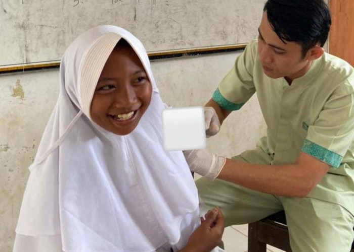 Tim Nakes Puskesmas Batu Kebayan Berikan Pelayanan Imunisasi di Sekolah