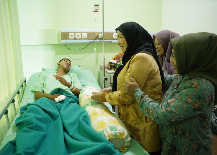 Wali Kota Bandar Lampung Berikan Bantuan untuk Petugas BPBD Korban Kecelakaan Kerja