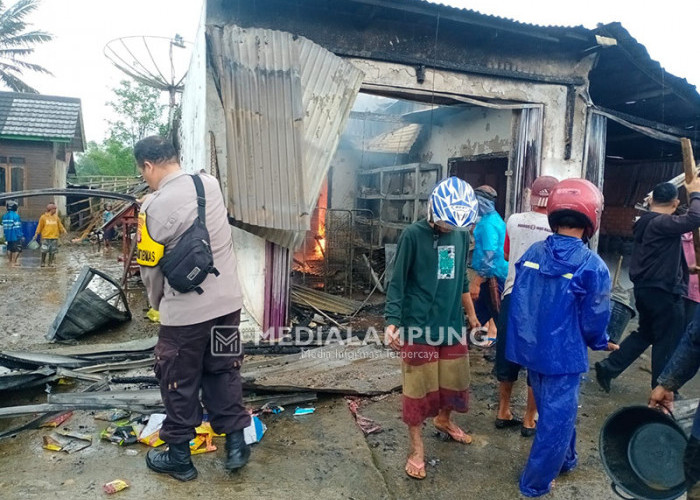 Kebakaran di Padangdalom Diduga Dipicu Akibat Mesin Pertamini Disambar Petir 