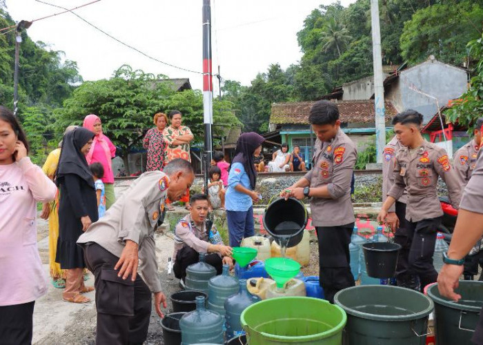 Polresta Bandar Lampung Bagikan Ribuan Liter Air Bersih untuk Warga Terdampak Banjir di Dua Lokasi