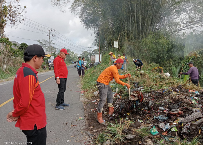 Kompak, Warga Bersama Aparat Pekon Bedudu dan Kejadian Bersihkan Sampah di Jalan Nasional