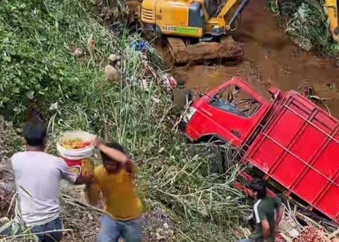 Truk Bermuatan Tomat Masuk Jurang di Jalan Longsor Jerambah Fajar Bulan