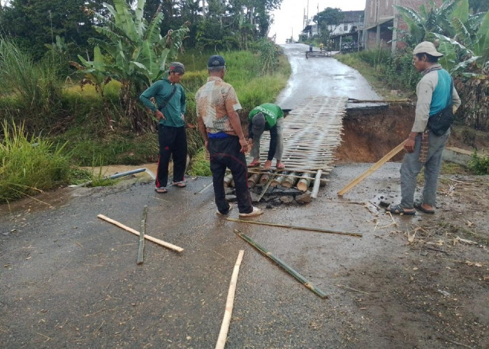 Jalan Putus Diterjang Banjir, Warga Gedungsurian Bangun Jembatan Bambu Darurat