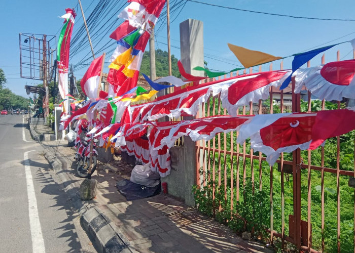Jelang Perayaan Hari Kemerdekaan, Pedagang Bendera Merah Putih Mulai Bermunculan