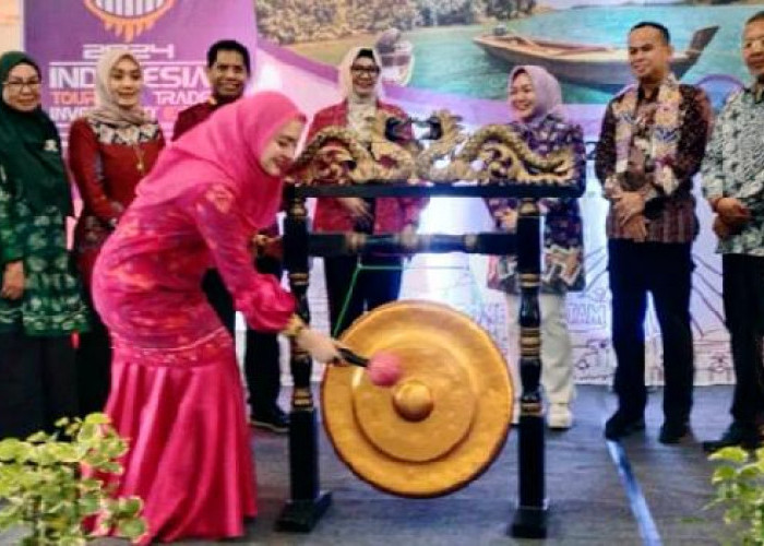 Plt.Ketua Dekranasda  Nuri Maulida  Promosikan Kerajinan Khas Lampung Selatan di ITTIE Batam