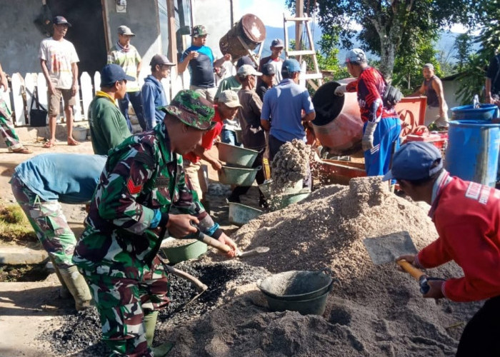 TMMD Kodim 0422, TNI Bersama Warga Cor Atap MCK Mushola Al-Hidayah