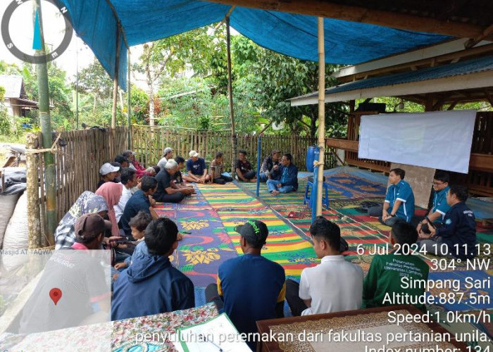 UPT Puskeswan Gedung Surian Dampingi Mahasiswa Unila Penyuluhan Peternakan di Pekon Simpang Sari 