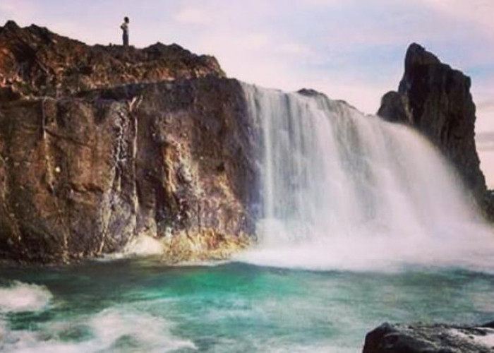 Air Terjun Asin Pantai Nambung, Wisata Unik Lombok yang Langka dan Memukau