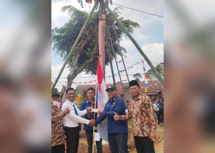 Lomba Panjat Pisang Semarak HUT RI Ke-78 di Pekon Tambak Jaya Berlangsung Seru