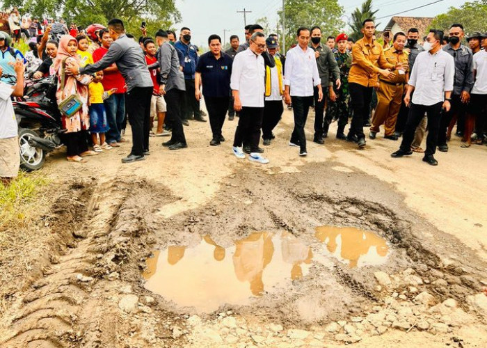 Tinjau Jalan Berlumpur di Lampung Tengah, Jokowi Janji Perbaikan Rampung dalam 6 Bulan