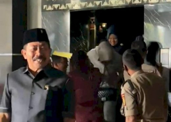 Anggota DPRD Lampung Terjebak di Lift