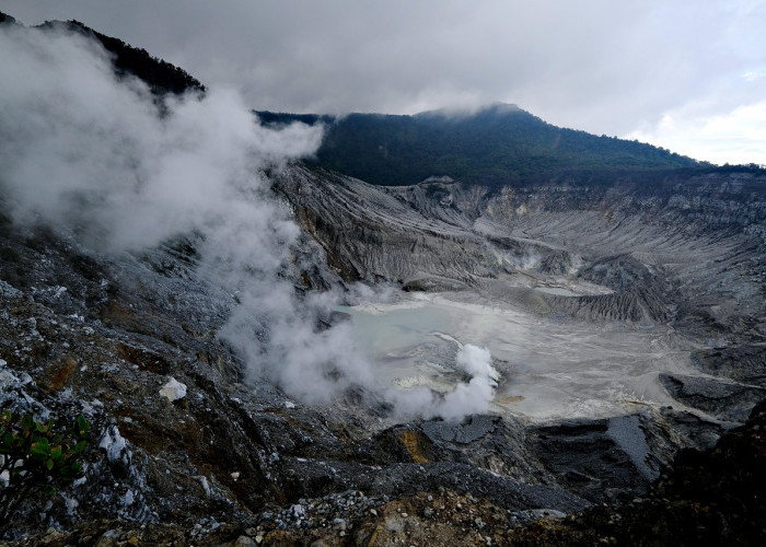 Gunung Tangkuban Perahu: Pesona Alam dan Kearifan Lokal Sunda
