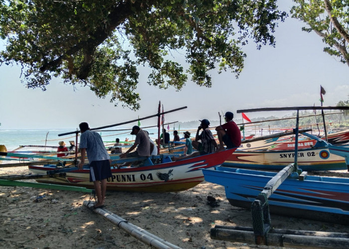 Perahu Nelayan Terbalik Dihantam Ombak, Satu Nelayan Hilang