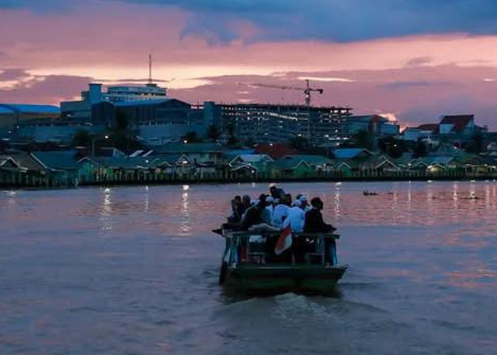 Serunya Menyusuri Sungai Banjarmasin dengan Kelotok