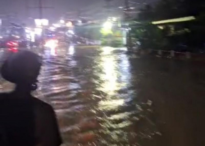 Banjir di Jalan Raya Hajimena, Laju Kendaraan Lumpuh Total 