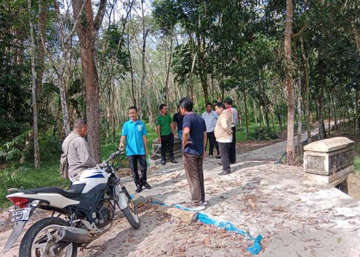 Tim Kecamatan Way Tuba Monev Pembangunan Dana Desa di Kampung Ramsai