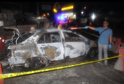 Olah TKP, Polres Pringsewu Selidiki Penyebab Mobil Sedan Terbakar
