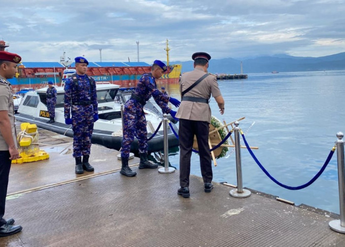 Jelang HUT Bhayangkara ke-79, Personel Brimob Polda Lampung Ikuti Kegiatan Tabur Bunga di Laut