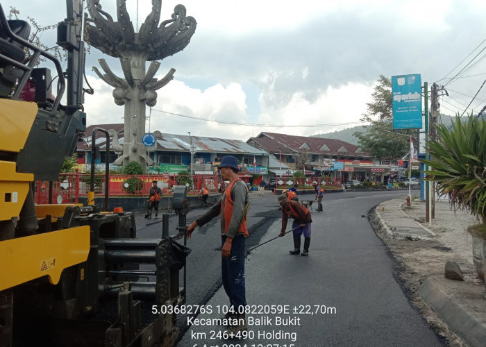 Perbaiki Jalan Nasional, BPJN Lapis Ulang Aspal Sepanjang 2 KM di Pasar Liwa