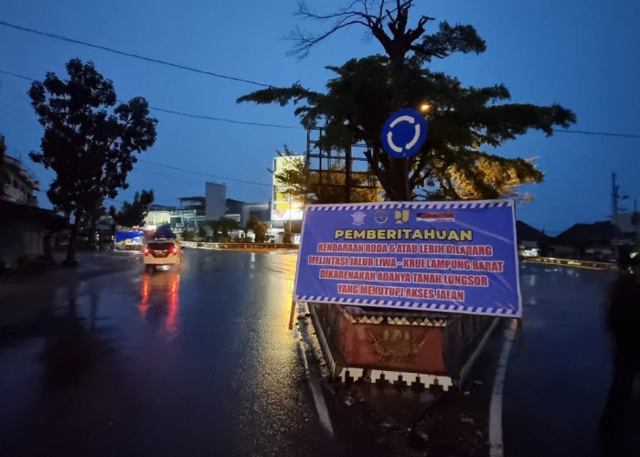 Antisipasi Kendaraan Besar Melintas di Jalan Liwa-Krui, Polisi Pasang Spanduk di Pintu Masuk Lampung Barat 