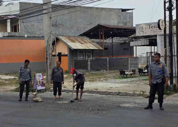 Antisipasi Kecelakaan, Lubang Jalan Ratu Di Balau Ditutup Semen dan Batu Split