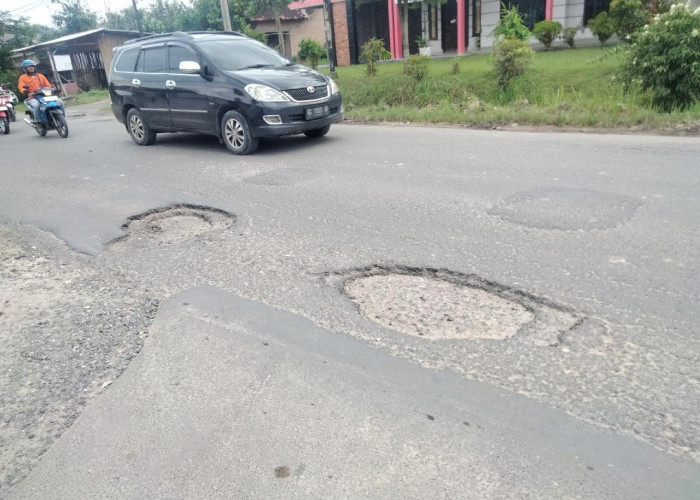 Warga Keluhkan Jalan Berlubang di Tirtayasa, Bahayakan Pengendara